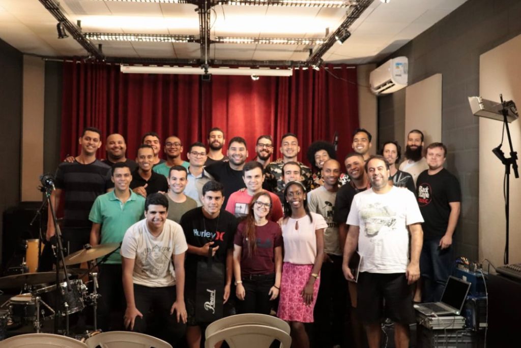 Turma reunida na masterclass de bateria no Estúdio Bravo, em Vitória, ES