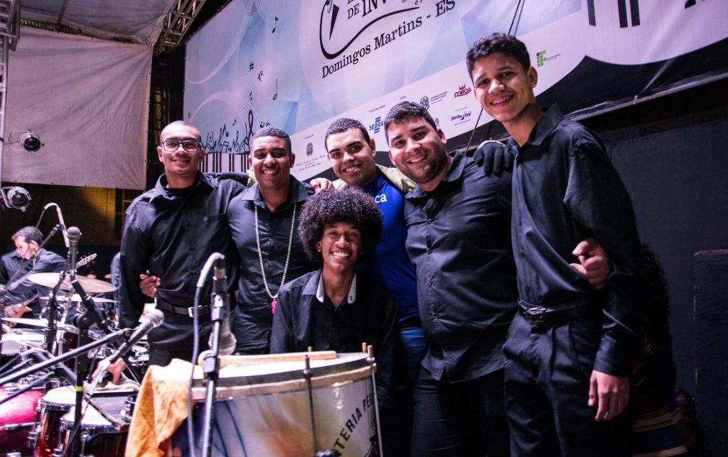 Eduardo Pirajá com o grupo nos bastidores de um festival de música em Domingos Martins, ES