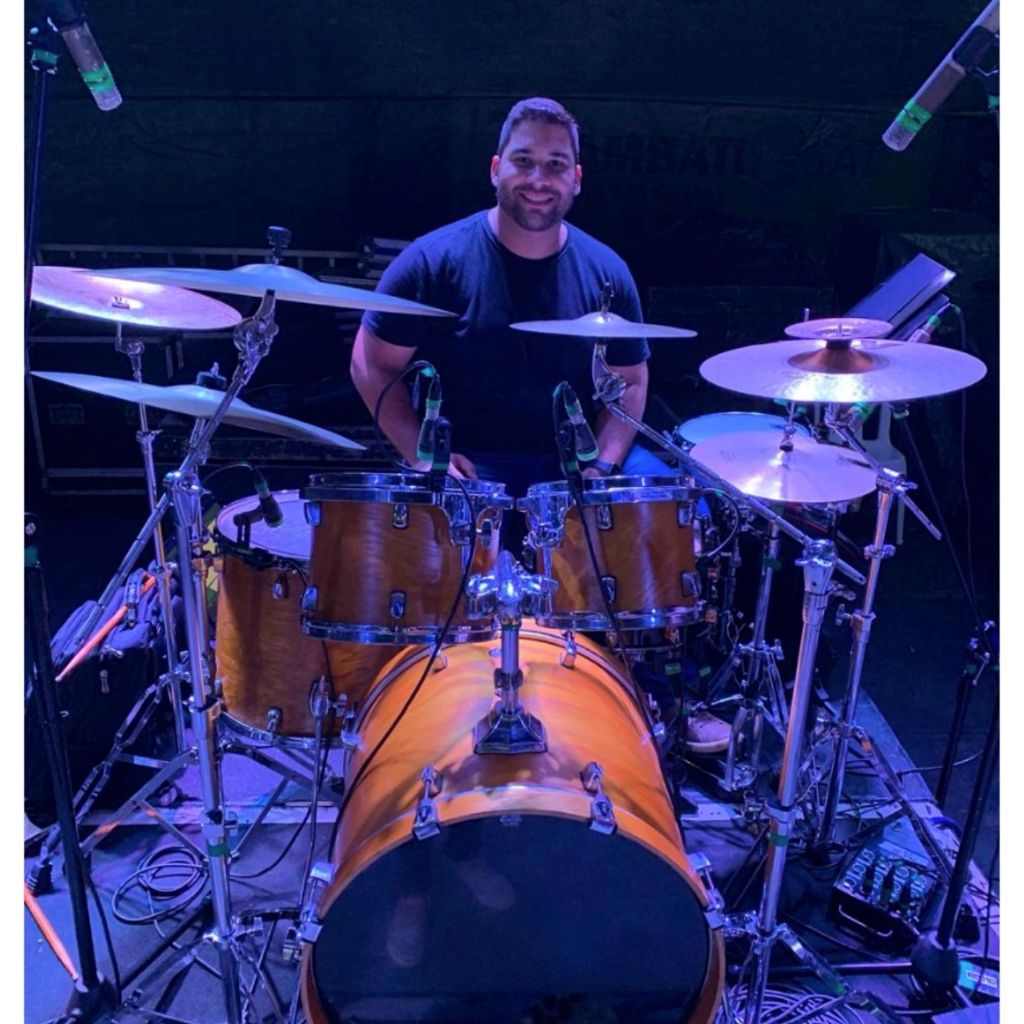 Eduardo Pirajá atrás da bateria acústica durante passagem de som em palco