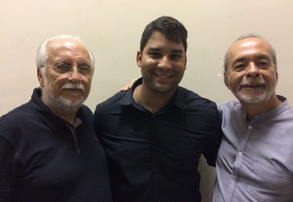 Eduardo Pirajá ao lado dos músicos Roberto Menescal e Gilson Peranzzetta