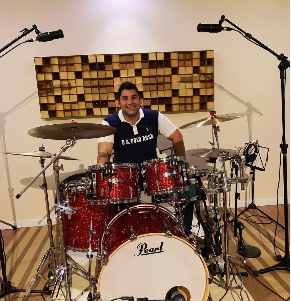 Eduardo Pirajá atrás da bateria Pearl em sessão de gravação no estúdio