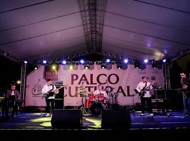 Eduardo Pirajá e banda no palco do Palco Cultural, durante apresentação ao vivo